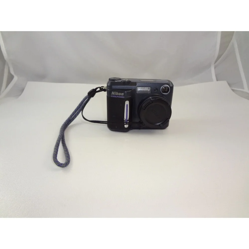Nikon Coolpix 880 Digital Camera 3.3MP &‎ Battery - No Memory Card - Untested